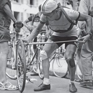 Another puny weakling from the waist up struggles to force more than 50 psi into a tyre.